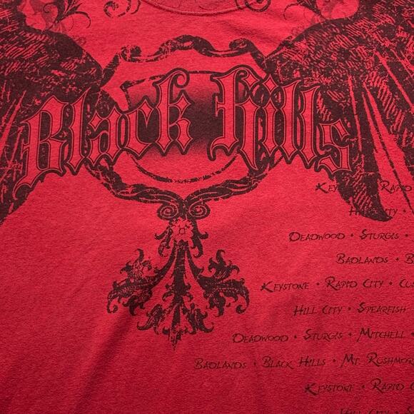 Men's Red Black Hills Band Tee Shirt Anvil Tag Grunge Goth AOP Size XL - Picture 2 of 6